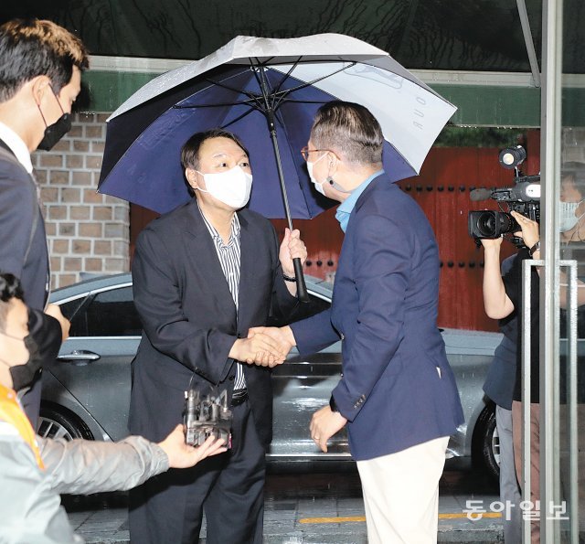 윤석열-권영세 90분 만찬 윤석열 전 검찰총장(왼쪽)과 국민의힘 권영세 대외협력위원장이 3일 오후 서울
 시내 한 식당 앞에서 만나 인사를 나누고 있다. 이날 만찬 회동에서 권 위원장은 윤 전 총장의 조속한 국민의힘 입당을 
요청했지만, 윤 전 총장은 “국민들의 의견을 경청한다는 기조가 바뀐 것은 아니다”라고 말했다. 김동주 기자 
zoo@donga.com