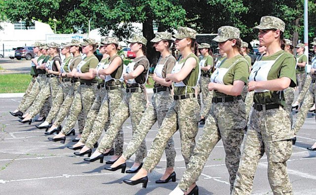 우크라이나 여군들이 독립 30주년 기념 열병식을 앞두고 하이힐을 신고 행진하고 있다. BBC 캡처