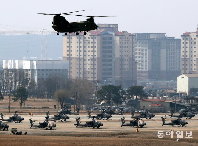 지난 3월, 경기 평택시 미군기지인 캠프 험프리스에서 헬기가 착륙하고 있다. 평택=양회성 기자 yohan@donga.com