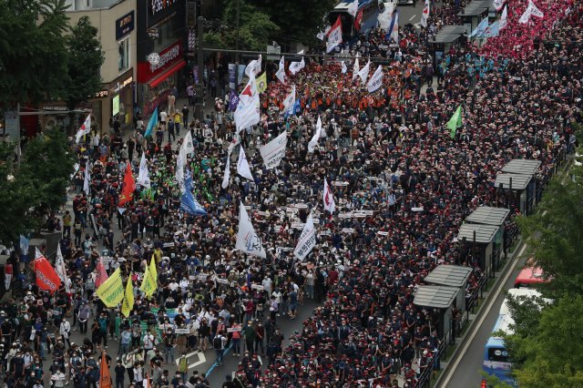 거리두기 실종 전국민주노동조합총연맹(민노총)이 3일 오후 서울 종로 2, 3가 일대에 기습적으로 모여 
차로를 점거하고 불법 집회를 열고 있다. 이날 집회에는 주최 측 추산 약 8000명이 참석한 것으로 알려졌으며, 사회적 거리 두기
 등 방역수칙이 제대로 지켜지지 않았다. 뉴시스
