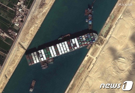에버기븐호는 2021년 3월 23일 수에즈 운하에서 좌초해 6일 만에 인양됐다. 사진은 28일 부양 작업이 진행되는 모습. © 뉴스1 자료 사진