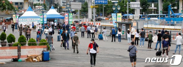 5일 서울역 광장에 마련된 중구임시선별검사소에 시민들이 줄 서 있다. 2021.7.5/뉴스1 © News1