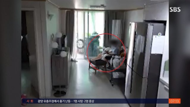 산후도우미가 아기를 소파에 눕혀놓고 휴대전화를 만지는 모습. SBS 방송화면 캡처