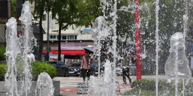 무더운 날씨가 이어진 8일 전북 전주시 오거리문화광장 분수대에서 물줄기가 시원하게 뿜어져 나오고 있다. 뉴스1