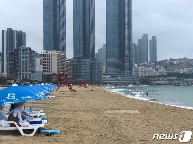 지난 3일 오후 부산 해운대해수욕장이 장맛비에 썰렁한 분위기다.2021.7.3 © 뉴스1