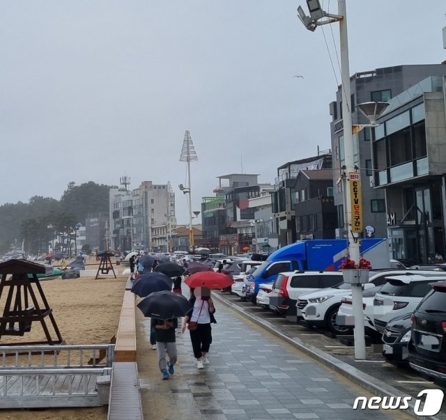 새로운 사회적거리두기가 적용된 첫 주말인 지난 4일 장맛비에도 강원 강릉 안목커피해변에 행락객들이 나와있다.© 뉴스1