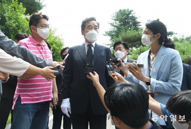 대선 출마를 공식 선언한 이낙연 더불어민주당 전 대표가 5일 오전 서울 동작구 국립서울현충원에서 학도의용군 무명용사탑, 김대중 대통령 묘역, 김영삼 대통령 묘역을 차례로 참배후 취재진 질문에 답하고 있다. 이 전 대표는 이날 오전 유튜브 ‘이낙연TV’를 통해 공식적으로 대선 출마 선언을 했다.  사진공동취재단