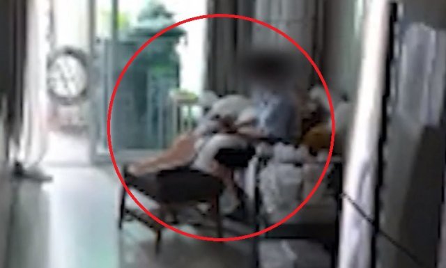 산후도우미가 아기를 소파에 눕혀놓고 휴대전화를 만지는 모습. SBS 방송화면 캡처