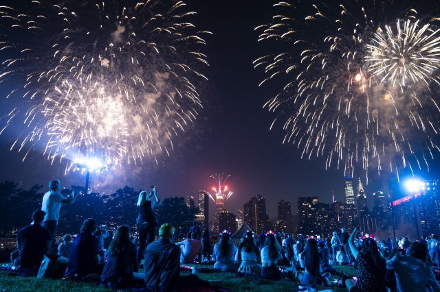 4일 저녁 뉴욕 이스트리버 인근에서 미국 시민들이 독립기념일을 축하하는 불꽃을 보며 밝게 웃고 있다. AP 뉴시스