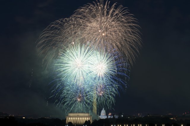 4일 저녁 워싱턴 링컨기념관, 국회의사당 위로 미국의 독립 기념일을 축하하는 불꽃놀이가 펼쳐지고 있다. AP 뉴시스