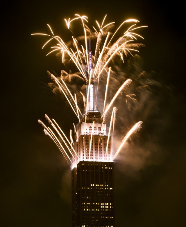 4일 저녁 뉴욕 엠파이어스테이트 빌딩에 미국 독립기념일을 축하하는 불꽃이 터지고 있다. AP 뉴시스