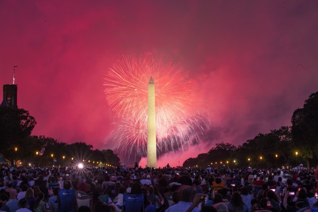 4일 워싱턴 DC에서 수많은 미국 시민들이 미국 독립기념일 기념 불꽃을 바라보고 있다. 신화 뉴시스