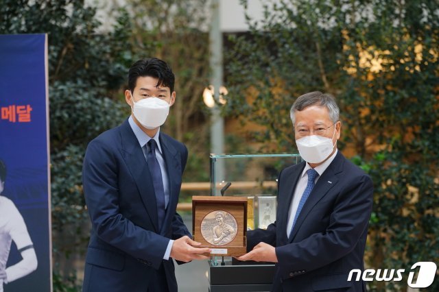 손흥민 선수가 기념메달을 들고 반장식 조폐공사 사장과 기념사진 촬영을 하고 있다. © 뉴스1