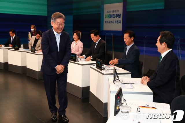 이재명 더불어민주당 대선 예비후보가 5일 서울 마포구 JTBC 스튜디오에서 열린 합동 TV 토론에 참석해 후보들과 인사를 나누고 있다. 2021.7.5/뉴스1 © News1