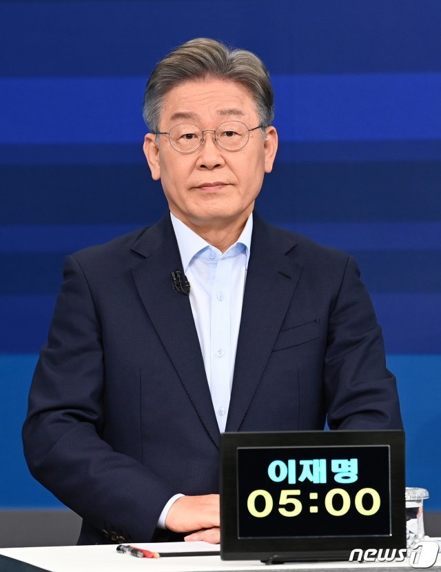 이재명 더불어민주당 대선 예비후보가 5일 서울 마포구 JTBC 스튜디오에서 열린 합동 TV 토론을 준비하고 있다. 2021.7.5/뉴스1 (서울=뉴스1)