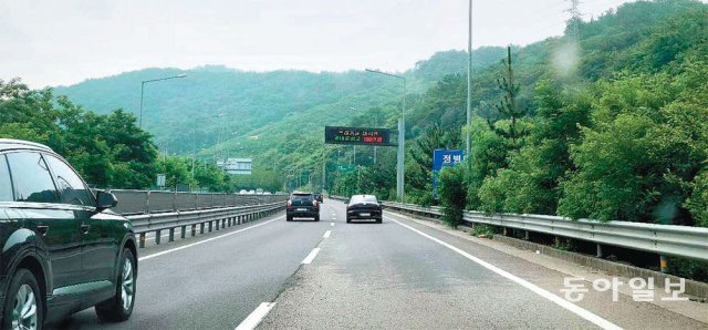 경남도 내 국도와 고속도로, 지방도와 시군도 등의 가로수 관리가 제대로 되지 않아 도로 표지판을 제대로 보기 어렵다. 마창대교 연결도로의 가포터널 주변도 마찬가지다. 강정훈 기자 manman@donga.com