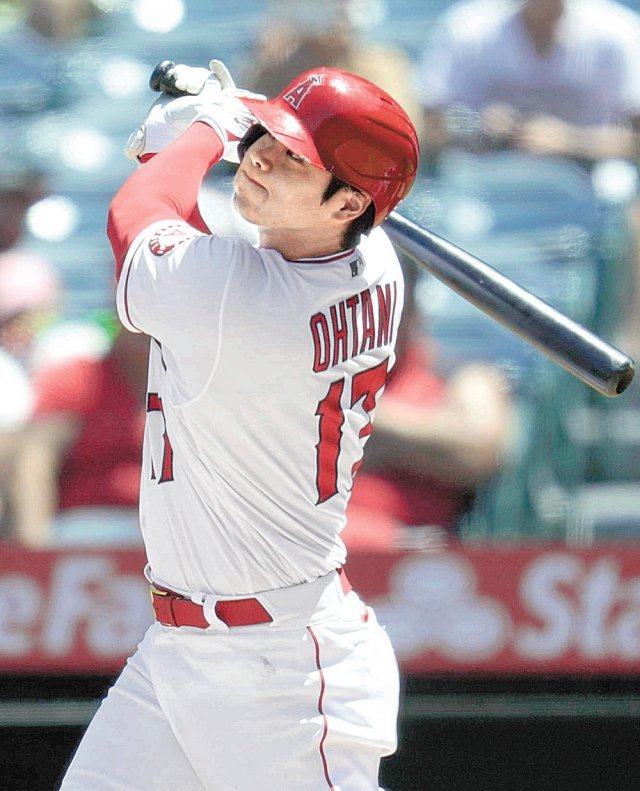 메이저리그(MLB) LA 에인절스의 오타니 쇼헤이가 5일 미국 캘리포니아주 애너하임 에인절스타디움에서 열린 볼티모어와의 안방경기 3회말 1점 홈런을 친 뒤 타구를 바라보고 있다. 시즌 31호 홈런으로 MLB 전체 선두를 달리고 있는 오타니는 이날 최초로 투수, 타자 올스타에 동시에 선정되는 기쁨을 안았다. 애너하임=AP 뉴시스