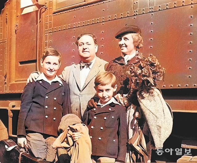 나치가 전 유럽에 불안한 기운을 드리우자 1934년 미국으로 이주한 작곡가 코른골트(뒷줄 가운데)와 그의 가족. 동아일보DB