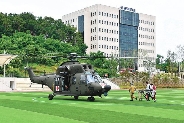 지난달 10일 오후 1시경 강원 인제군에서 의뢰받은 헬기이송 응급환자를 지상에 마련된 ‘제2의 헬리포트’를 통해 단 90초 만에 응급실로 이송해 귀중한 생명을 지켰다. 의정부을지대병원 제공