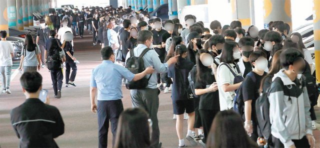 ‘노래방發 확산’ 부천 선별진료소에 몰린 학생들… 델타변이 우려도 커져