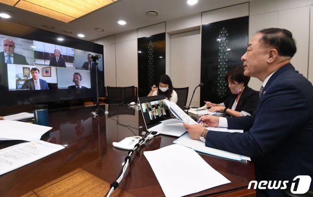 홍남기 부총리 겸 기획재정부 장관이 7월5일 정부세종청사에서 국제신용평가사 피치(Fitch)와 화상회의를 하고 있다.(기획재정부 제공)