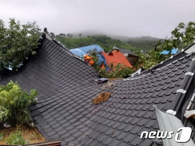 6일 오전 6시5분쯤 전남 광양시 진상면의 한 마을 경사지에서 토사가  무너지며 주택과 창고 등 5동이 매몰되거나 파손되는 피해가 났다. 이 중 주택 1채가 완전히 토사에 깔려 소방당국이 거주자인 80대 여성 A씨를 수색 중이다. (전남소방본부 제공) 2021.7.6/뉴스1 © News1