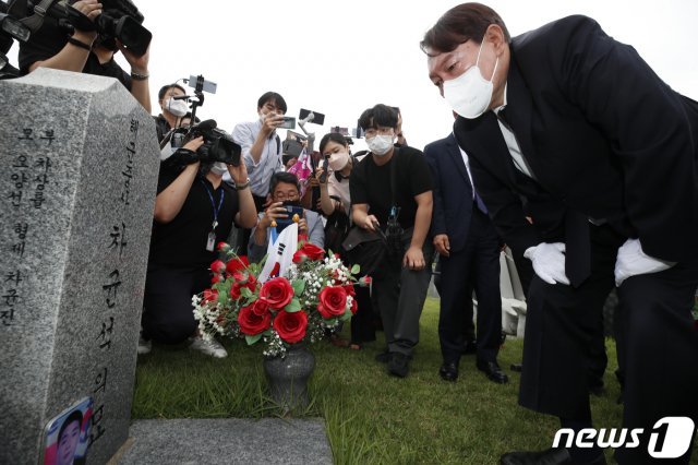 윤석열 전 검찰총장이 6일 오전 대전시 유성구 국립대전현충원 천안함 46용사묘역을 찾아 헌화 뒤 묘역을 둘러보고 있다.