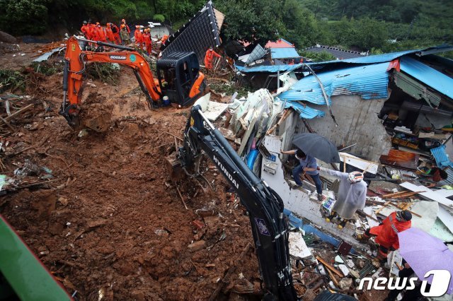 6일 오전 전남 광양시 진상면 탄치마을회관 뒷산에서 토사가 유출돼 주택 2채가 매몰되면서 소방당국이 구조작업을 벌이고 있다. 매몰된 주택에는 집주인 80대 여성이 매몰돼 생존해 있는 것으로 확인됐다.2021.7.6/뉴스1 © News1