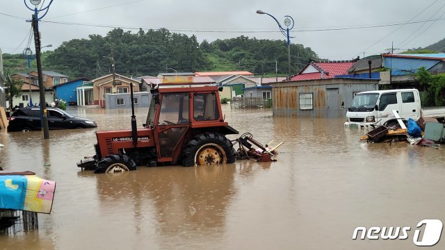 6일 오전 전남 진도군 진도읍 고작마을 일대가 불어난 물에 잠겨 있다. 이날 오전 10시 기준 진도군의 누적 강수량은 217㎜을 기록 중이다.(독자제공) 2021.7.6/뉴스1 © News1