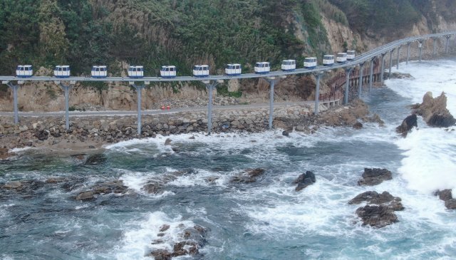 ‘죽변 스카이레일’이 경북 울진군 죽변 승하차장에서 시운전을 하고 있다. 울진군 제공.