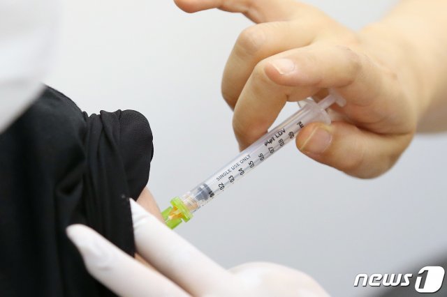 6일 서울 강남구 압구정로 코로나19 강남구 예방접종센터에서 한 시민이 화이자 백신을 접종하고 있다. 뉴스1