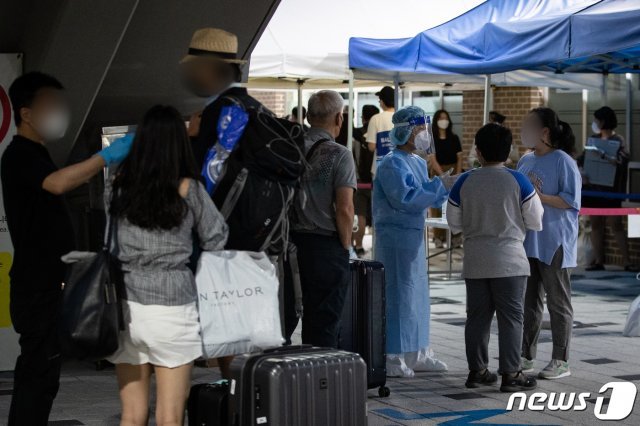 서울 마포구보건소에 마련된 선별진료소가 늦은 시간까지 코로나19 검사를 기다리는 시민들로 붐비고 있다. 2021.7.6/뉴스1 © News1