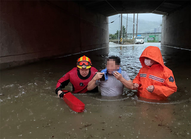 지하차도 고립 운전자 구조 6일 오전 전남 순천시 서면 압곡리의 한 지하차도에 집중호우로 화물차가 침수되면서 고립된 운전사를 구조대원이 구조하고 있다. 순천=뉴시스