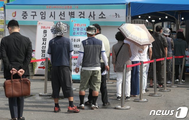 6일 오전 서울 중구 서울역광장에 마련된 임시선별진료소를 찾은 시민들이 검체검사를 받기 위해 줄을 서 있다. 2021.7.6/뉴스1 © News1