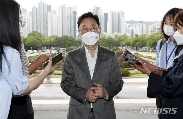 [과천=뉴시스] 박범계 법무부 장관이 7일 오전 경기 과천시 정부과천청사 법무부로 출근하며 취재진 질문에 답하고 있다. 2021.07.07.