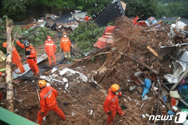 지난 6일 오전 전남 광양시 진상면 야산에서 산사태가 발생해 소방대원들이 인명 구조 작업을 벌이고 있다. 이 사고로 주택 4채가 매몰되거나 파손됐으며 소방당국은 1명이 실종된 것으로 보고 있다.(전남도 제공) 2021.7.6 /뉴스1 © News1