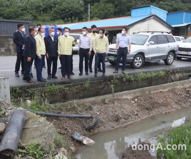 이성희 농협중앙회장(사진 앞줄 왼쪽에서 네번째)이 7일 전남 해남 지역을 찾아 집중호우로 침수피해를 입은 농업현장을 점검하고 관계자들과 농업인 지원방안을 논의하고 있다. 농협 제공