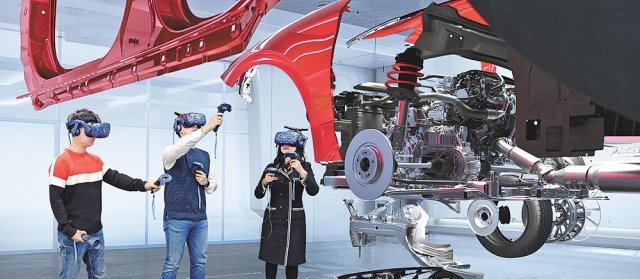 현대자동차그룹의 ‘버추얼 차량 개발실’에서 직원들이 가상현실(VR)을 활용해 개발 단계에 있는 차량을 살피고 있다. 현대자동차그룹 제공