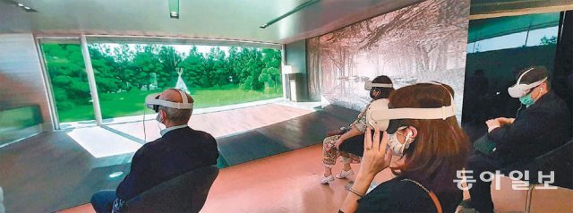6일 오후 프랑스 파리에 위치한 유네스코 본부에서 열린 ‘한국: 입체적 상상’ 전시에서 관람객들이 가상현실(VR) 헤드셋을 쓰고 영화 ‘기생충’에 등장하는 공간들을 감상하고 있다. 파리=김윤종 특파원 zozo@donga.com