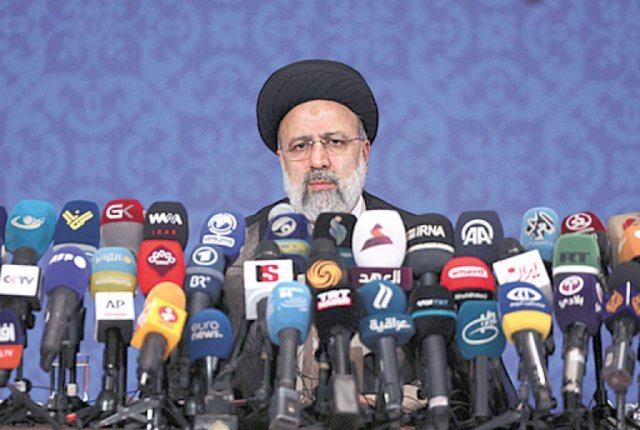 초강경파 시아파 성직자 에브라힘 라이시 이란 대통령 당선인이 지난달 21일 기자회견을 갖고 있다. 테헤란=AP 뉴시스