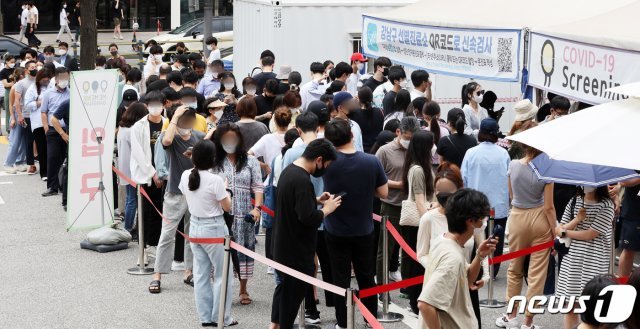 서울 강남구보건소에서 시민들이 검사를 받기 위해 줄 서 있다. 2021.7.7/뉴스1 © News1