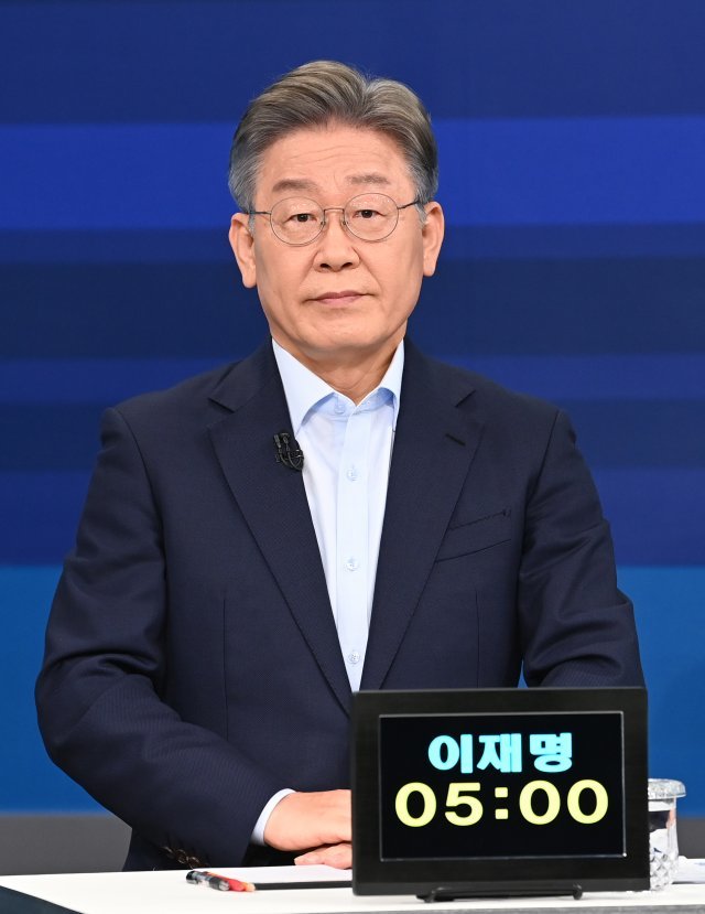 더불어민주당 대선 경선 예비후보인 이재명 경기도지사가 5일 오후 서울 마포구 상암동 JTBC 창조관 스튜디오에서 JTBC와 MBN 공동주최로 열린 예비경선 2차 합동 TV토론회를 앞두고 리허설을 갖고 있다. 국회사진기자단