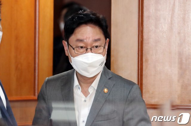 박범계 법무부 장관이 7일 오후 서울 종로구 정부서울청사에서 열린 공직기강 부패방지 관계장관회의에 참석하고 있다. 2021.7.7/뉴스1 © News1