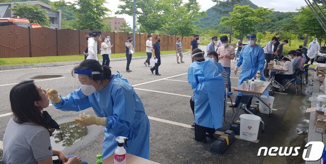 8일 경북도청 직원이 신종 코로나바이러스 감염증(코로나19) 확진 판정을 받은 가운데 이날 오전 도청 주차장에 마련된 임시선별검사소에서 경북도 관계자들이 코로나19 진단검사를 받고 있다. 2021.7.8/뉴스1 © News1