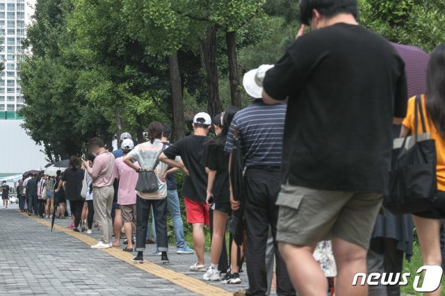 서울 송파구 올림픽공원 임시선별진료소에서 시민들이 검사를 받기 위해 줄을 서있다. 2021.7.8/뉴스1 © News1