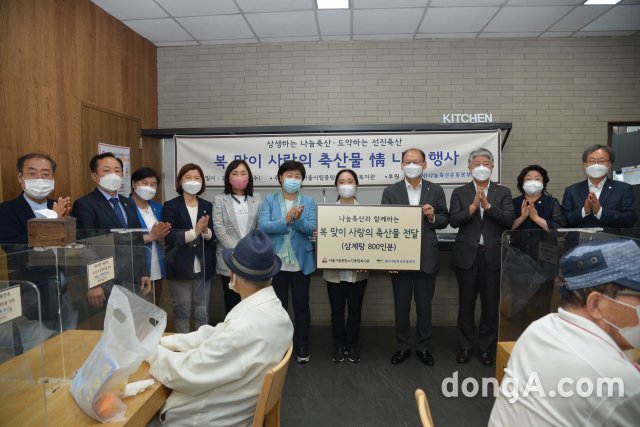 나눔축산운동본부는 초복을 앞두고 서울시립중랑노인종합복지관을 찾아 소외계층 어르신들을 위해 삼계탕 800인분을 전달했다고 8일 밝혔다. 농협 제공
