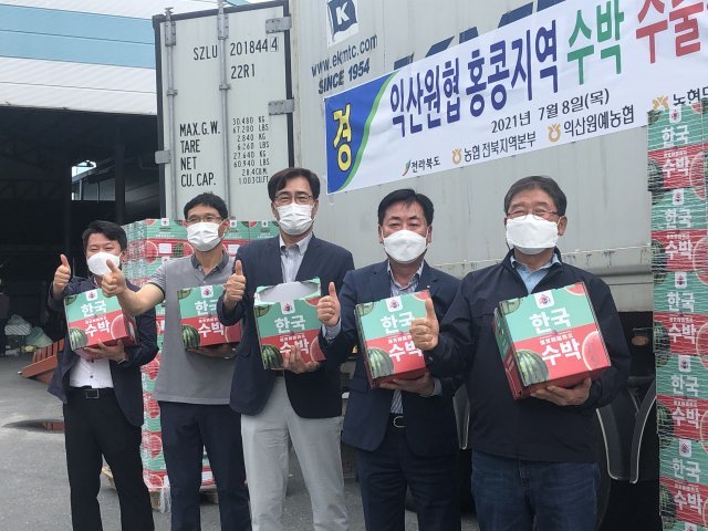 NH농협무역이 8일 전북 익산원예농협 산지유통센터에서 21년산 익산수박 수출을 위한 선적식을 가졌다. 오른쪽 첫번째부터 익산원예농협 김봉학 조합장, NH농협무역 김재기 대표이사.