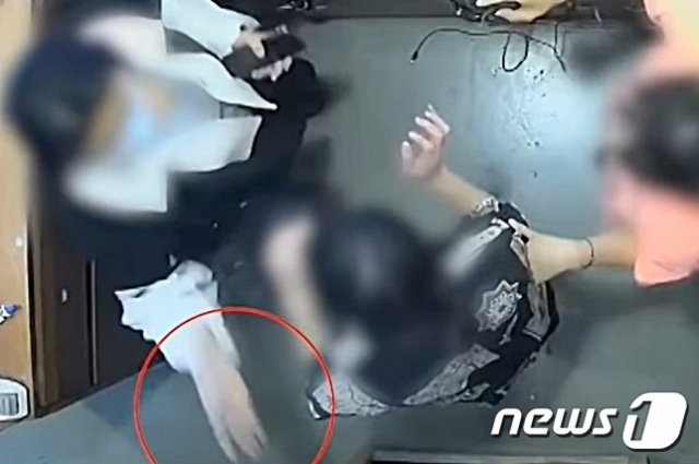 의류매장 직원들을 폭행해 논란이 됐던 피터 레스쿠이에 주한 벨기에대사의 부인이 외교관 면책특권을 포기했다. 사진은 폭행 당시 CCTV 영상.(MBC 뉴스투데이 제공)