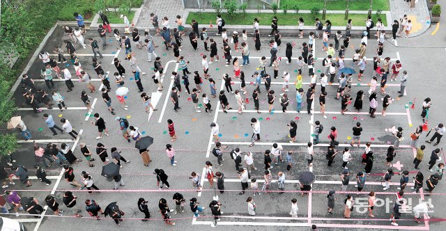 불안한 시민들… 선별진료소 연일 북새통 8일 서울 강남구보건소 선별진료소에 많은 시민이 코로나19 검사를 받기 위해 길게 줄 지어 서 있다. 이날 0시 기준 전국의 코로나19 신규 확진자는 1275명으로, 지난해 코로나19 발생 이후 가장 많았다. 정부는 수도권에서 오후 6시 이후 2명까지만 모이도록 하는 등 사회적 거리 두기 4단계의 적용 여부를 9일 결정한다. 홍진환 기자 jean@donga.com