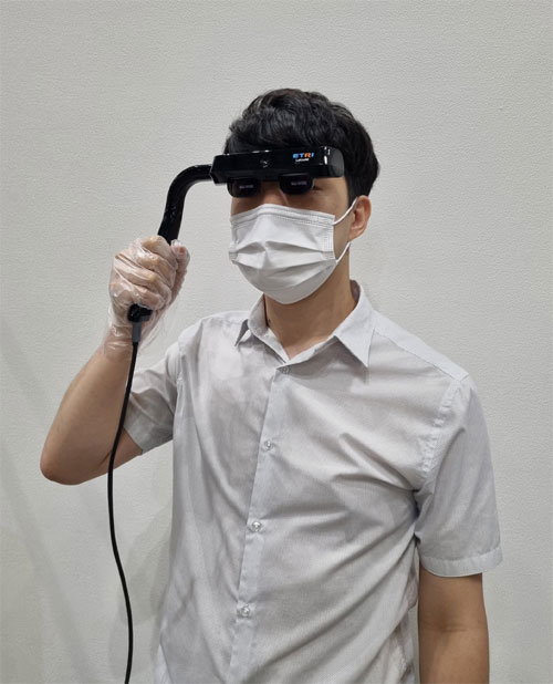 한국전자통신연구원(ETRI)이 7일 ‘나노코리아 2021’에서 공개한 안경 모양의 증강현실(AR) 기기. ETRI 제공